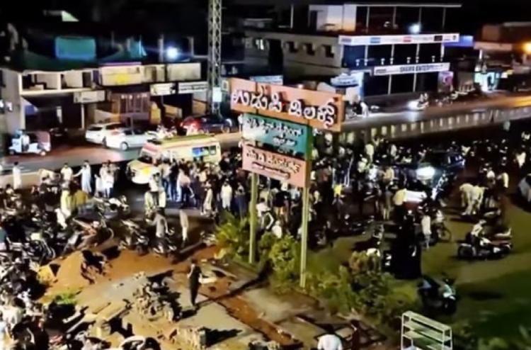 بھٹکل سڑک حادثے کے بعد عوام میں غم و غصے کی لہر : اہم شاہراہ سمیت دیگر سڑکوں کے موجودہ مسائل کا کوئی پائیدار حل نکالا جائے گا؟